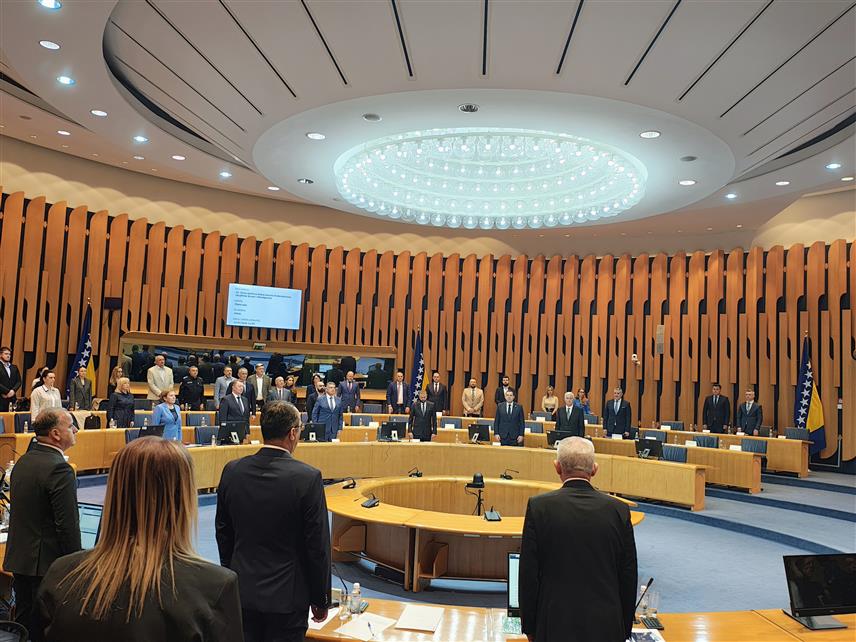 САРАЈЕВО, 23. МАРТА /СРНА/ - Хитна сједница Дома народа Парламентарне скупштине БиХ у Сарајеву на чијем дневном реду су Приједлог закона о Високом судском и тужилачком савјету /ВСТС/ БиХ, као и Приједлог закона о измјенама и допунама Закона о Суду БиХ.