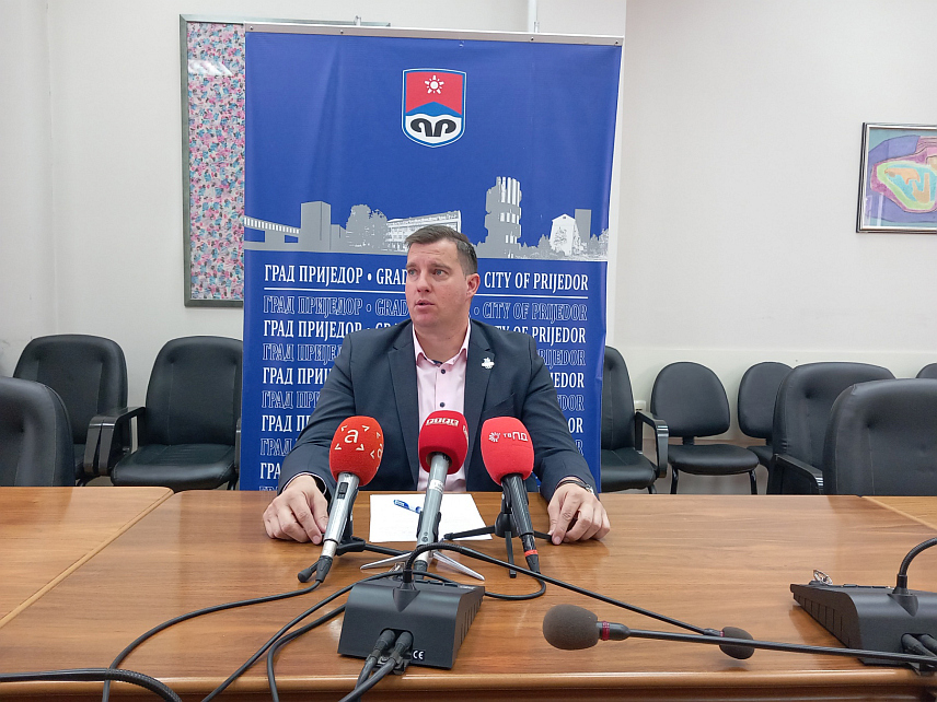 ПРИЈЕДОР, 23. МАРТА /СРНА/ - Начелник Одјељења за културу, међународну сарадњу, спорт и невладине организације Александар Миљешић на конференцији за новинаре у Приједору.