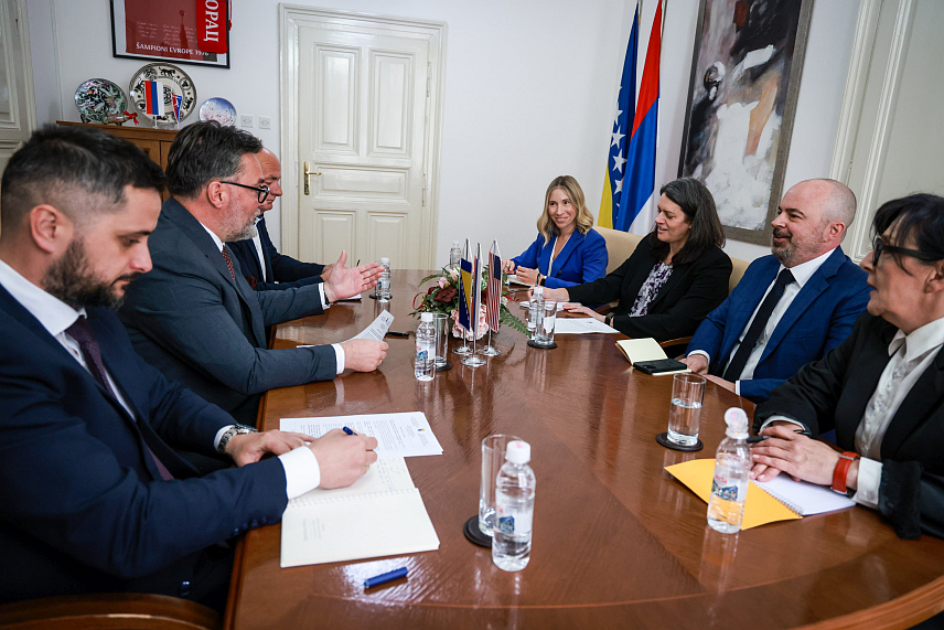 САРАЈЕВО, 23. МАРТА /СРНА/ - Састанак отправника послова Амбасаде САД у БиХ Џона Гинкела и министра спољне трговине и економских односа Сташе Кошарца у Сарајеву.