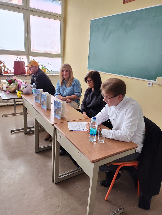 СРЕБРЕНИЦА, 23. МАРТА /СРНА/ - Промоцијом романа "Растрели", који су написале професори Свјетлана Томић и Соња Мандић, почело је обиљежавање Дана Средњошколског центра Сребреница, 30. марта.