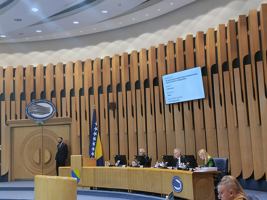 САРАЈЕВО, 23. МАРТА /СРНА/ - У Сарајеву је почела друга хитна сједница Дома народа Парламентарне скупштине БиХ, на чијем дневном реду је Приједлог закона о измјени и допуни Закона о платама и накнадама у институцијама БиХ у другом читању.