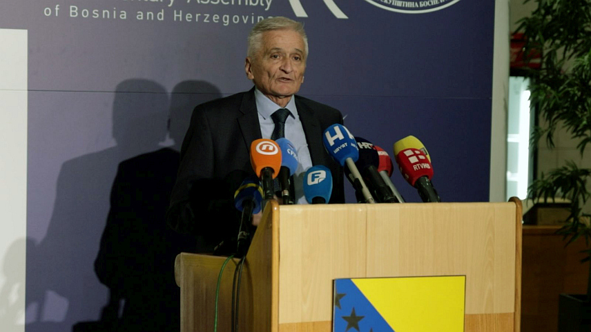 САРАЈЕВО, 23. МАРТА /СРНА/ - Замјеник предсједавајућег Дома народа Никола Шпирић изјавио је да је приједлог допуна Закона о акцизама чиста предизборна кампања, популизам и подвала и да је жалосно да опозиција из Републике Српске чини допуну Клубу Бошњака у овом дому.	
