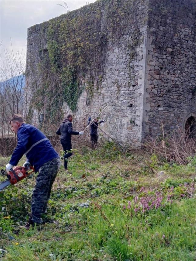 ЗВОРНИК, 23. МАРТА /СРНА/ - Чланови Планинарско-спортског удружења "Звоник" из Зворника успјешно су спровели акцију чишћења и уређења простора око градске капије, чиме је уједно реализована и прва активност у оквиру овогодишње кампање Градске управе "Април – мјесец чистоће".
