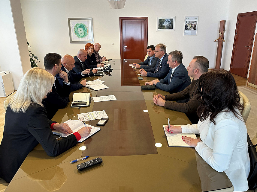 БАЊАЛУКА, 23. МАРТА /СРНА/ - Министар енергетике и рударства Републике Српске Петар Ђокић одржао је данас састанак са представницима Уније послодаваца Републике Српске, посвећен унапређењу и убрзању процедура за изградњу соларних електрана на крововима пословних објеката.