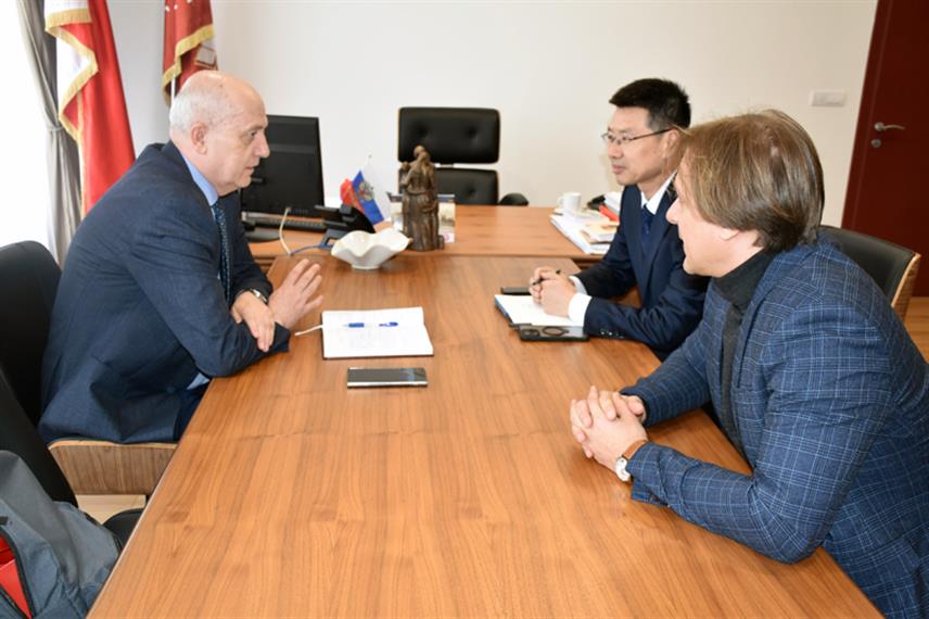 ИСТОЧНО САРАЈЕВО, 23. МАРТА /СРНА/ - Ректор Универзитета у Источном Сарајеву Милан Кулић разговарао је са предсједавајућим Канцеларије академске мреже факултета за спорт између Кине и централне и источне Европе Вангом Феијем о могућностима интензивирања сарадње у области научно-истраживачког рада, размјене студената и других академских области.