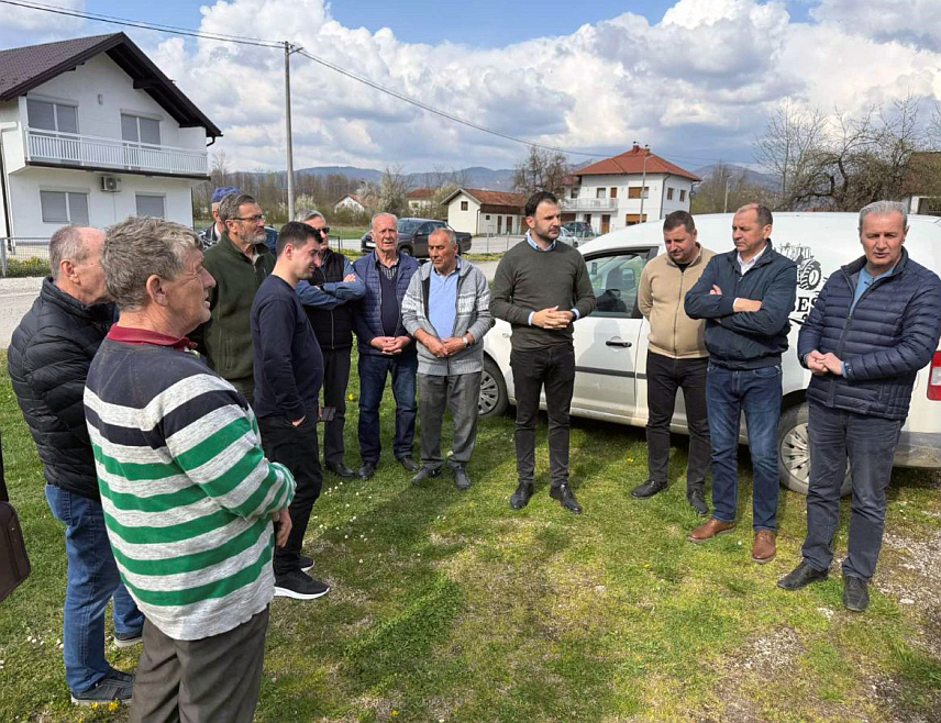 ПРИЈЕДОР, 23. МАРТА /СРНА/ - Градоначелник Приједора Слободан Јавор пренио је данас мјештанима Трнопоља да ће бити санирана саобраћајница која пролази кроз ово насеље, а која се користи као приступни пут за градилиште ауто-пута.