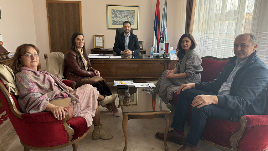 ПРИЈЕДОР, 24. МАРТА /СРНА/ - Градоначелник Приједора Слободан Јавор на састанку са представницима Основне школе "Јован Цвијић" из Брезичана.