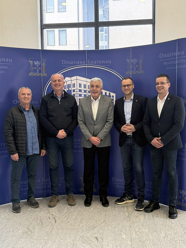 БРАТУНАЦ, 24. МАРТА /СРНА/ - Састанак директора "Електро -Бијељине" Бојана Савића са начелником Братунца Лазаром Продановићем.