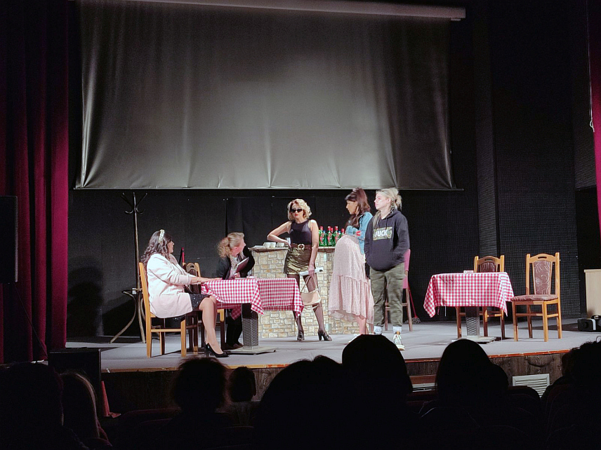 БРАТУНАЦ, 24. МАРТА /СРНА/ - Чланице Аматерског позоришта "ДИС сцена" из Зворника извеле су вечерас у Братунцу представу "Шмизле", измамивши смијех и аплаузе бројне публике.