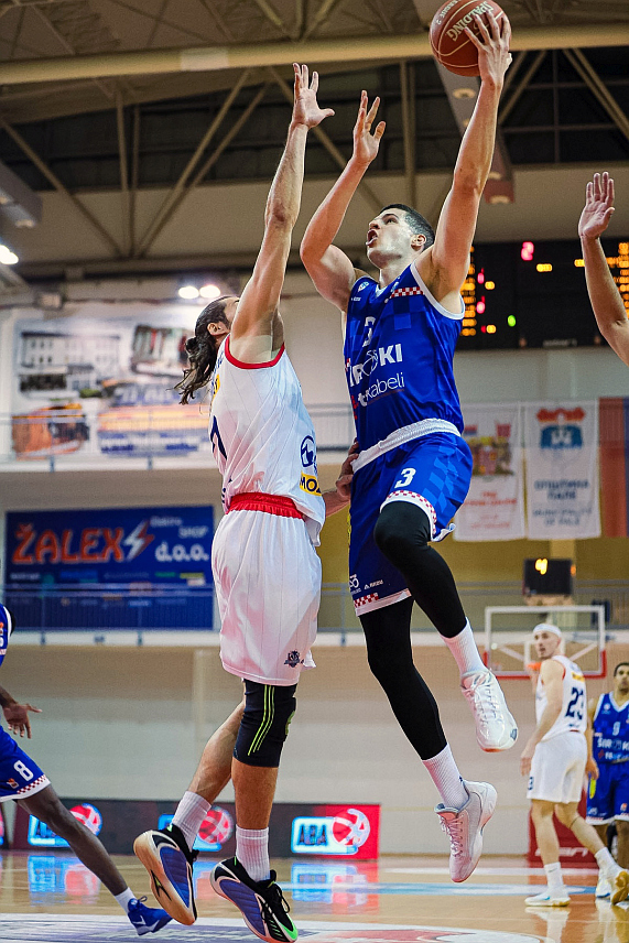 ПАЛЕ, 24. МАРТА /СРНА/ - Кошаркаши "Јахорине" са Пала нису успјели да се пласирају у полуфинале АБА два лиге, пошто су на домаћем терену изгубили од екипе "Широког" из Широког Бријега резултатом 78:71.