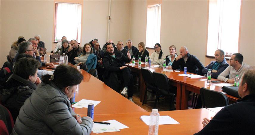 КАЛИНОВИК, 25. МАРТА /СРНА/ - У Калиновику је одржана стручна обука посвећена органској пољопривредној производњи и процесима сертификације, а пољопривредници су имали прилику да размијене искуства, али и упознају предаваче о проблемима са којима се суочавају.