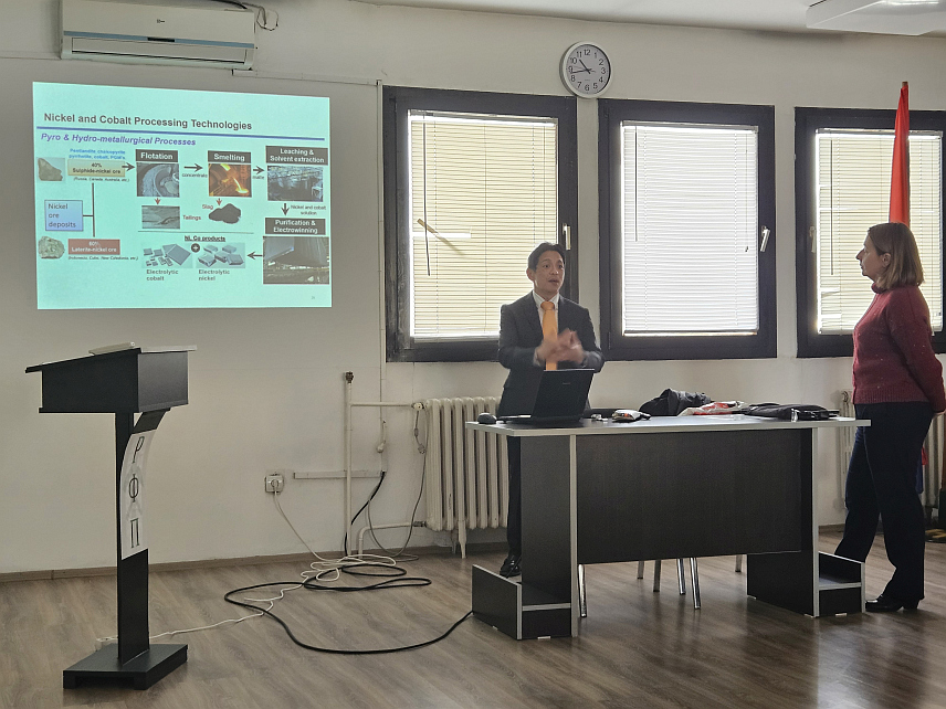 ПРИЈЕДОР, 25. МАРТА /СРНА/ - Универзитетски професор из Јапана Асуши Шибајама данас је студентима и професорима Рударског факултета у Приједору представио Универзитет Акита који има споразуме о сарадњи са више од 80 универзитета у 37 земаља свијета, међу којима је и Универзитет у Бањалуци.