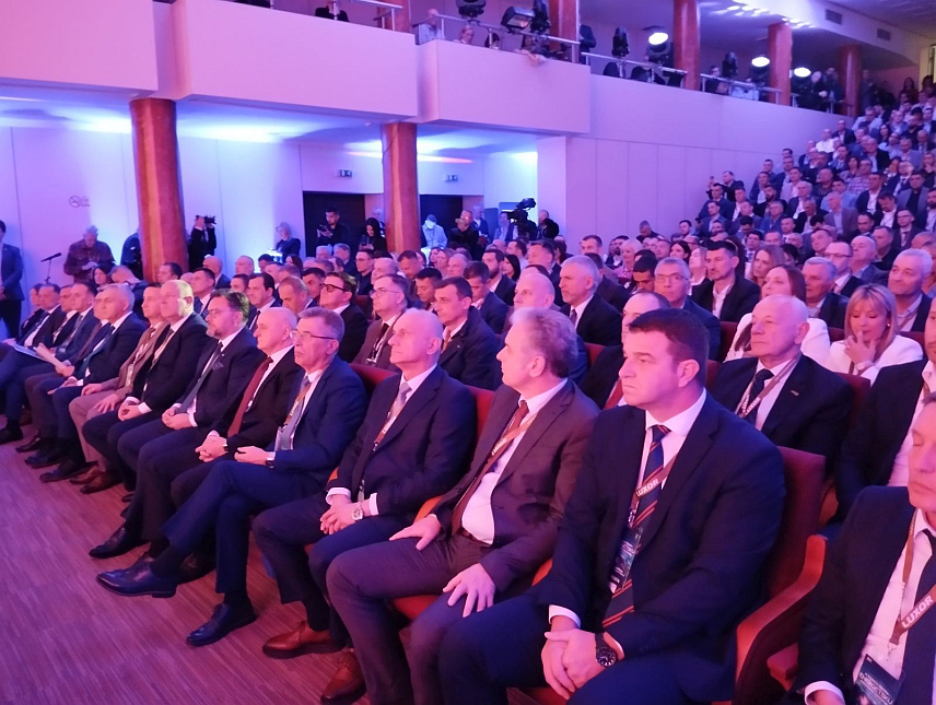 TРЕБИЊЕ, 25. МАРTА /СРНА/ - У Требињу је почела свечаност поводом отварања Самита енергетике, свечности присуствују замјеник предсједавајуће Савјета министара БиХ и министар спољне трговине и економских односа Сташа Кошарац, министар енергетике и рударства Републике Српске Петар Ђокић, генерални директор Електропривреде Републике Српске Лука Петровић, градоначелник Tребиње Мирко Ћурић и остали бројни гости из Српске и региона.