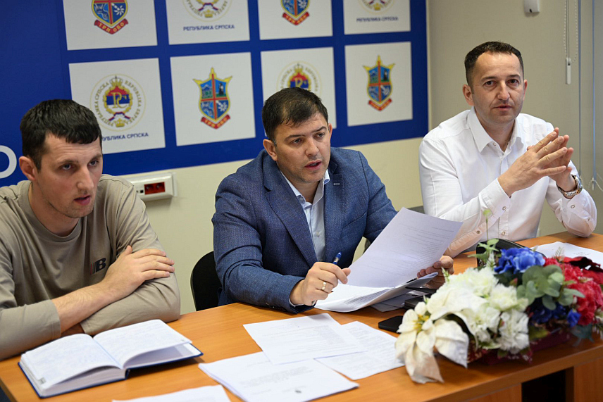 ТРНОВО, 25. МАРТА /СРНА/ - Oпштински штаб за ванредне ситуације усвојио је данас План заштите и спасавања од шумских и других пожара, као и План одбране од поплава на подручју општине Трново за ову годину.