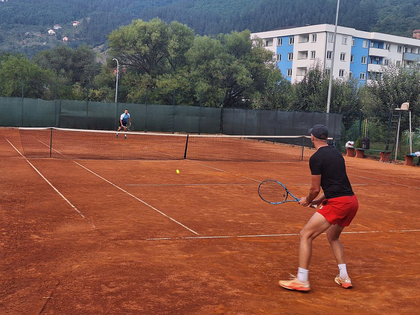 ФОЧА, 25. МАРТА /СРНА/ - Тениска сезона у Фочи, на теренима на Ушћу, ове године почела је раније захваљујући лијепом времену, као и припреме за меморијални турнир који треба да буде одржан од 7. до 10. маја.