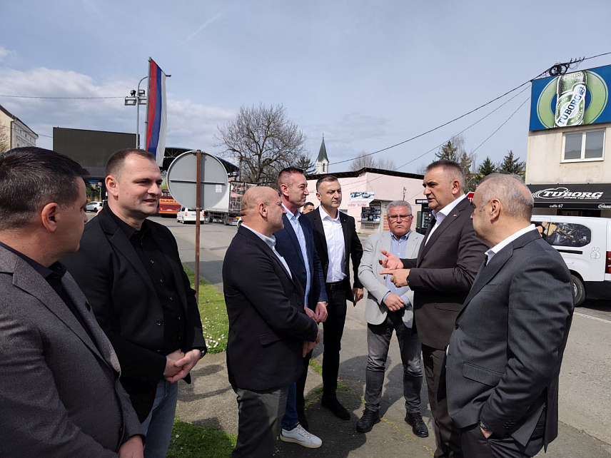 ГРАДИШКА, 25. МАРТА /СРНА/ - БАЊАЛУКА, 24. МАРТА /СРНА/ - Предсједник Владе Републике Српске Саво Минић дошао је на састанак са представницима Конзорцијума "Логистика".