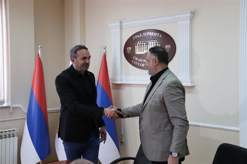 ДЕРВЕНТА, 25. МАРТА /СРНА/ - Споразум о сарадњи Дервенте и Меморијалног центра Републике Српске потписан је данас у Градској управи, чиме је озваничен почетак реализације пројекта систематског снимања и архивирања свједочанстава чланова породица погинулих и несталих цивила и војника са подручја града.Градоначелник Игор Жунић и директор Меморијалног центра Денис Бојић .