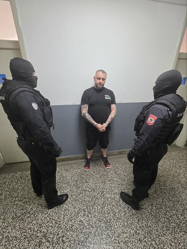 БАЊАЛУКА, 25. МАРТА /СРНА/ - Лице из Словеније Х. С. ухапшено је данас на па подручју Приједора по потјерници Интерпола Љубљана због сумње да је извршило кривично дјело трговине и промета дроге, саопштио је МУП Републике Српске.