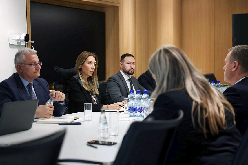 БЕОГРАД, 25. МАРТА /СРНА/ - Нафтна индустрија Србије /НИС/ повећала је прераду сирове нафте, а у априлу ће наставити да повећава производњу како би свих деривата било довољно, речено је на састанку министра рударства и енергетике Србије Дубравке Ђедовић Хандановић и генералног директора НИС-а Кирила Tјурдењева.