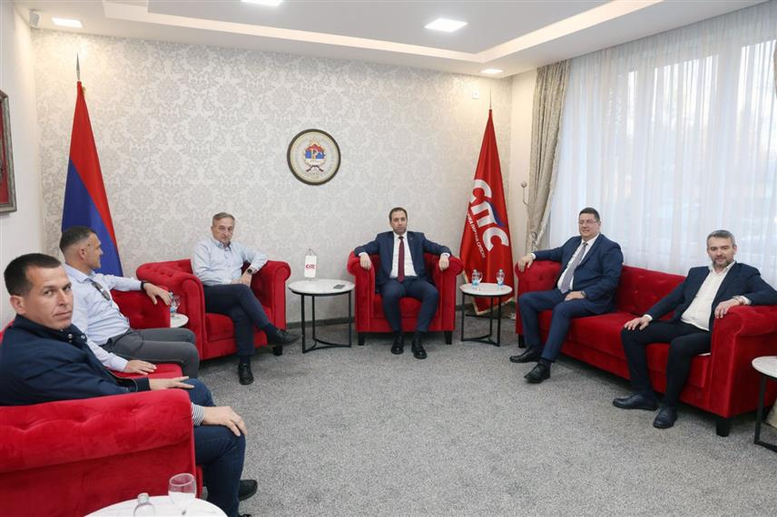 БАЊАЛУКА, 25. МАРТА /СРНА/ - Предсједник Социјалистичке партије Српске /СПС/ Горан Селак састао се данас у Бањалуци са Гораном Декетом, Миодрагом Марјановићем и Миломиром Јовичићем, који су задужени за формирање повјереништва СПС-а у Прњавору.	
