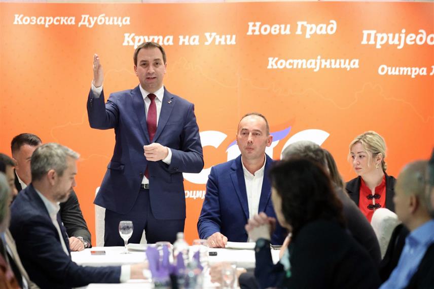 НОВИ ГРАД, 25. МАРТА /СРНА/ - Социјалистичка партија Српске /СПС/ препозната је као озбиљна и одговорна политичка снага која нуди резултате и стабилност, што потврђује чињеница да јој све масовније приступају људи који имају политичко искуство, али и јасну намјеру да раде у интересу народа и Републике Српске, поручио је лидер ове странке Горан Селак.