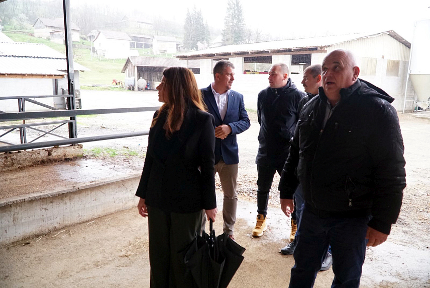 ПРИЈЕДОР, 26. МАРТА /СРНА/ - Министар пољопривреде, шумарства и водопривреде Републике Српске Анђелка Кузмић посјетила је фарму музних крава "Шкундрић" у Расавцима код Приједора.