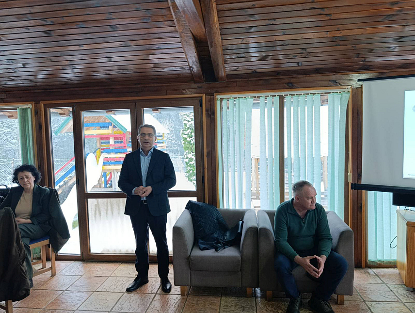 ДРИНИЋ, 26. МАРТА /СРНА/ - У Дринићу је данас одржана стручна обука о заштити шума од поткорњака за раднике шумских газдинстава из Дринића, Потока и Рибника с циљем унапређења знања и праксе у области заштите шума, посебно на превенцији и сузбијању бројности поткорњака као једне од највећих штеточина четинарских шума.