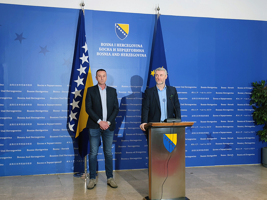 САРАЈЕВО, 26. МАРТА /СРНА/ - Представници надлежних институција у БиХ договорили су интензивирање активности с циљем убрзања процедура на границама и смањења чекања за превознике, изјавио је министар транспорта и комуникација у Савјету министара Един Форто.