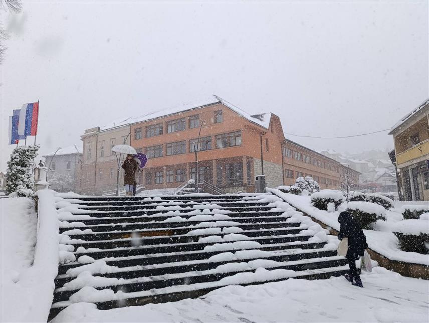 МРКОЊИЋ ГРАД/ЈЕЗЕРО, 27. МАРТА /СРНА/ - На подручју општина Мркоњић Град и Језеро сви путеви су проходни, а зимске екипе су у приправности јер снијег и даље пада.