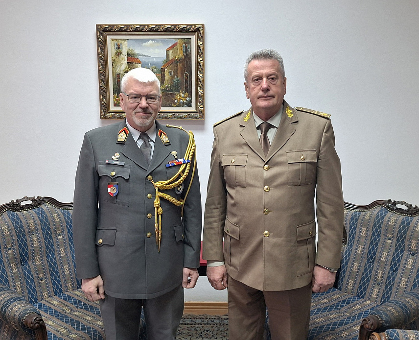 САРАЈЕВО, 27. МАРТА /СРНА/ - Начелник Заједничког штаба Оружаних снага БиХ генерал-пуковник Гојко Кнежевић и војни аташе Аустрије бригадир Кристијан Хан на састанку у Сарајеву.