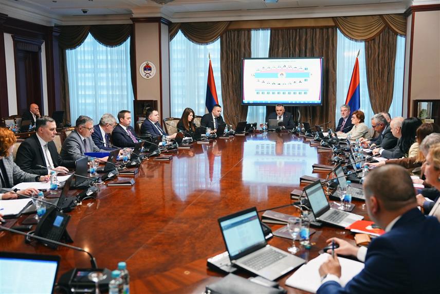 БАЊАЛУКА, 27. МАРТА /СРНА/ - Владa Републике Српске утврдила је данас по хитном поступку сет измјена закона којима је предвиђено повећање плата буџетским корисницима, што је једна од мјера која доприноси привредном расту и побољшању економско-социјалног положаја запослених у јавном сектору.