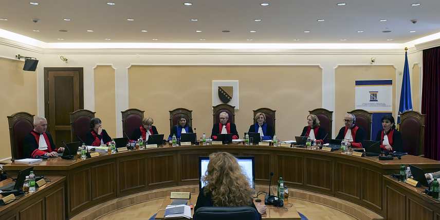 САРАЈЕВО, 27. МАРТА /СРНА/ - Крњи Уставни суд БиХ утврдио је да одлука о оснивању канцеларије и процедури именовања главног преговарача са ЕУ и његовог замјеника није у складу са Уставом БиХ, те наложио Парламентарној скупштини БиХ да у року од шест мјесеци нормира ову процедуру.