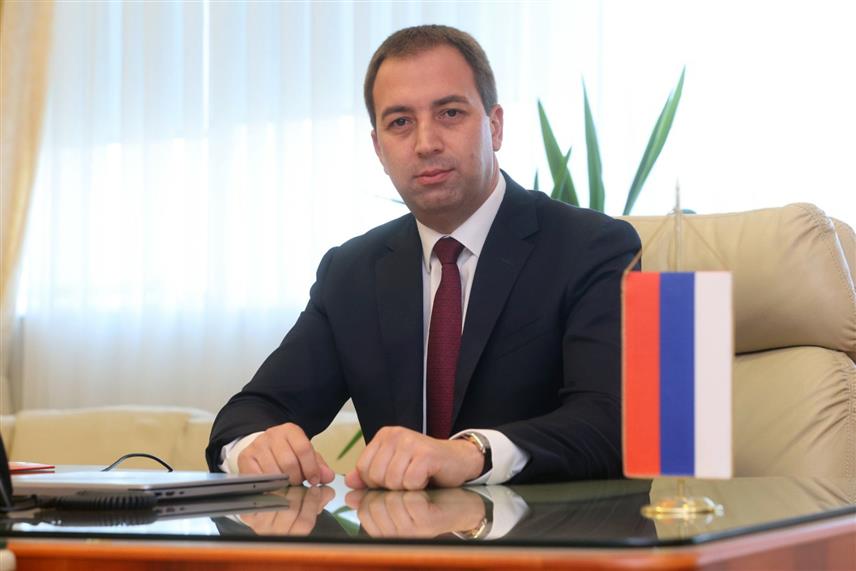 БАЊАЛУКА, 27. МАРТА /СРНА/ - Министар правде Републике Српске Горан Селак поручио је да Српска чува своје институције, а то подразумијева и бригу о људима који раде у тим институцијама, али и сагледавање могућности за даља повећања личних примања.