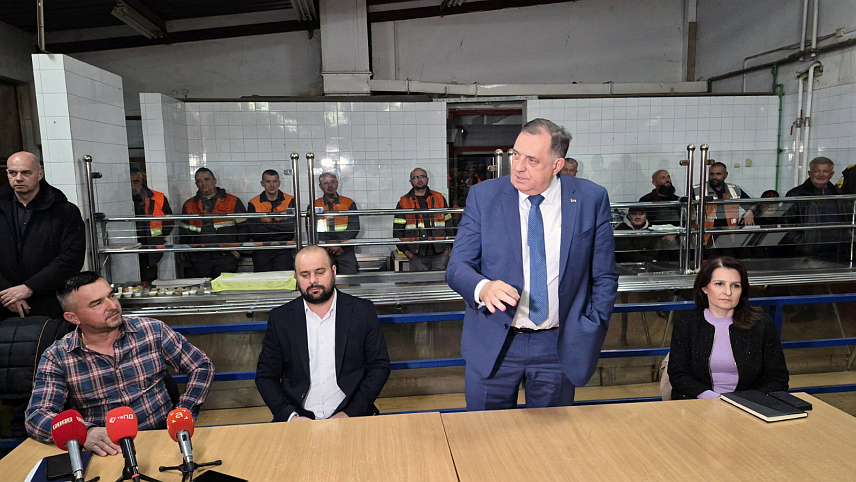 ПРИЈЕДОР, 27. МАРТА /САРНА/ - Предједник СНСД-а Милорад Додик посјетио је вечерас раднике рудника "Нова Љубија" у Омарској и поручио да Република Српска стоји иза њих и да ће обезбиједити новац за исплату шест плата.	
