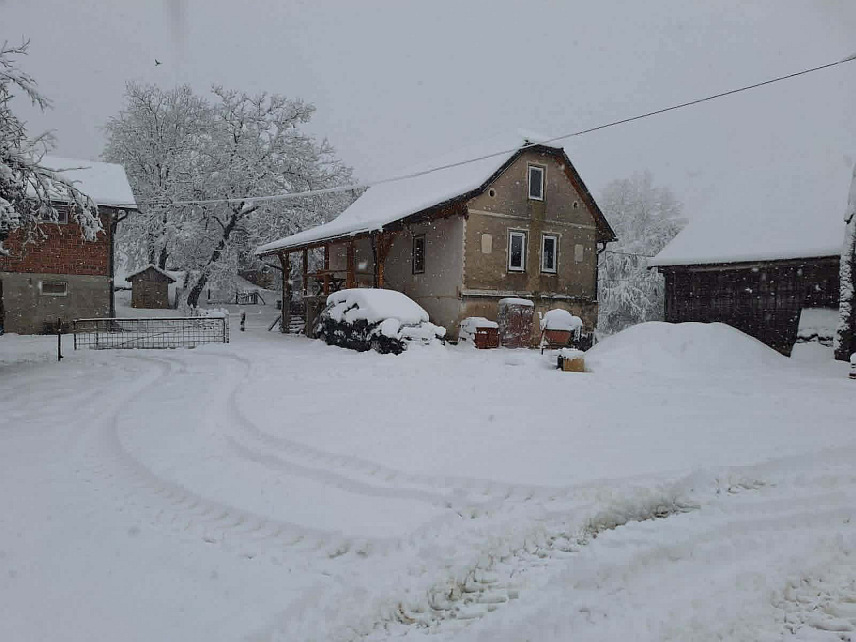 КРУПА НА УНИ, 27. МАРТА /СРНА/ - Висина снијега у Крупи на Уни јутрос је 30 центиметара и почело је чишћење путева.