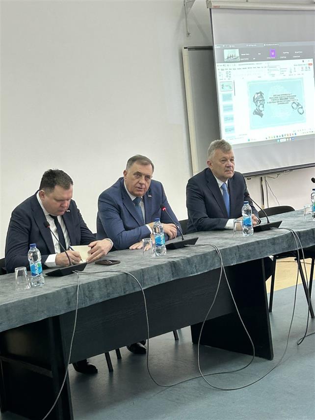 БАЊАЛУКА, 27 МАРТА /СРНА/ - На Факултету безбједносних наука Универзитета у Бањалуци почео је међународни научни скуп о савременим изазовима и пријетњама безбједности, којем присуствују министар унутрашњих послова Републике Српске Жељко Будимир и лидер СНСД-а Милорад Додик.