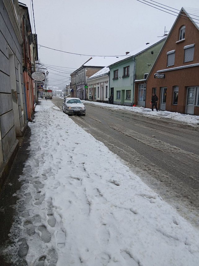 КОСTАЈНИЦА, 27. МАРTА /СРНА/ - У вишим подручјима општине Костајница, односно у селима на платоу Баља јутрос је измјерено око 30 центиметара снијега, а екипе зимске службе упућене су на терен да чисте путеве док су градске саобраћајнице проходне, али се саобраћа отежано.