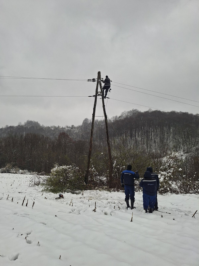 БАЊАЛУКА, 28. МАРТА /СРНА/ - На подручју Бањалуке у квару је више далековода, већи број прекида у испоруци електричне енергије биљежи се на подручју Челинца, Приједора и Новог Града, а електромонтерске екипе су на терену и раде на отклањању кварова, саопштено је из предузећа "Електрокрајина".