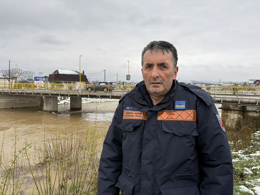 ПРИЈЕДОР, 28. МАРТА /СРНА/ - Процјењује се да је у Приједору заплављено између 350 и 400 кућа и помоћних објеката у насељима Врбице, Тополик, Рашковац, Пухарска и уз магистрални пут према Новом Граду, изјавио је шеф Одсјека за цивилну заштиту града Приједора Мирослав Крнета.