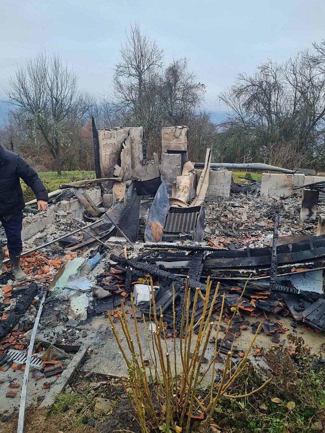 БРАТУНАЦ, 28. МАРТА /СРНА/ - Црквена општина Кравица и Борачка организација Братунац покренуле су хуманитарну акцију прикупљања помоћи за демобилисаног борца Војске Републике Српске Раденка Божића из братуначког села Горњи Магашићи, коме је недавно потпуно изгорјела кућа.