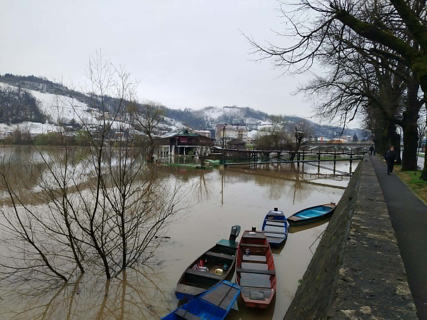 НОВИ ГРАД, 28. МАРТА /СРНА/ - Водостаји ријека Уне и Сане имају тенденцију пораста око два центиметра за један час.