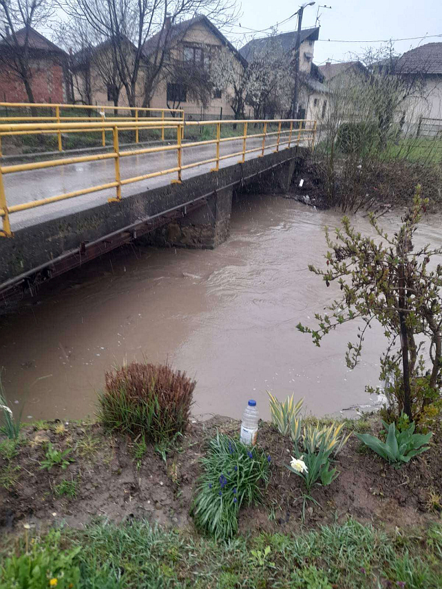БРЧКО, 28. МАРTА /СРНА/ - Водостаји ријека Брка и Tиња на подручју Брчко дистрикта у порасту су усљед обилних падавина у протекла 24 часа, што је довело до изливања воде на пољопривредно земљиште и локалне путеве, али већа материјална штета за сада није забиљежена.