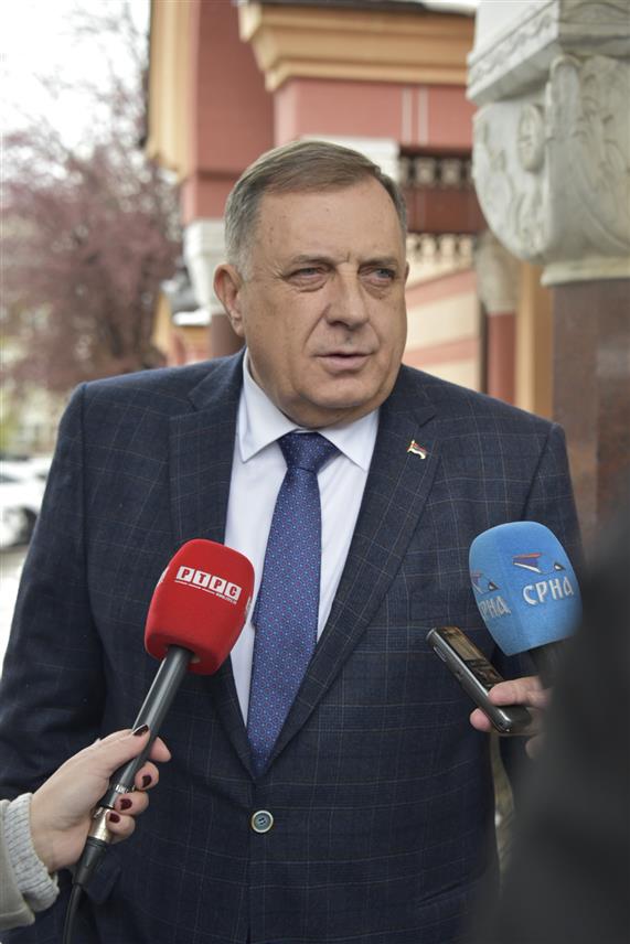 БАЊАЛУКА, 28. МАРТА /СРНА/ - Лидер СНСД-а Милорад Додик изјава за новинаре у Бањалуци.