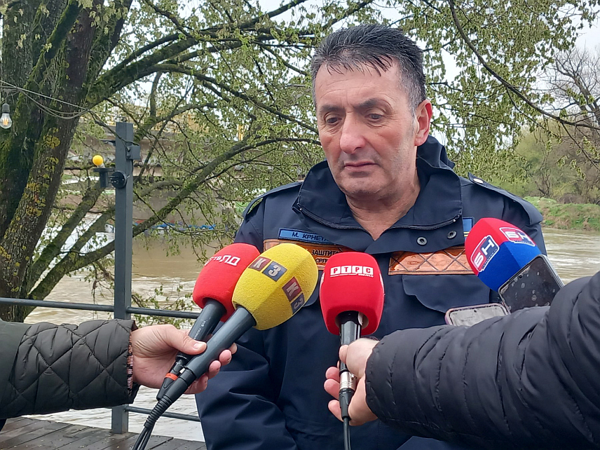 ПРИЈЕДОР, 29. МАРТА /СРНА/ - У приједорским насељима Тополик и Врбице вода се повукла, осим из природних депресија, а веће количине воде у Улици Махмута Бушатлије у Гомјеници задржавају се јер ријека Гомјеница не може да прими воду, изјавио је шеф Одсјека за цивилну заштиту Мирослав Крнета.