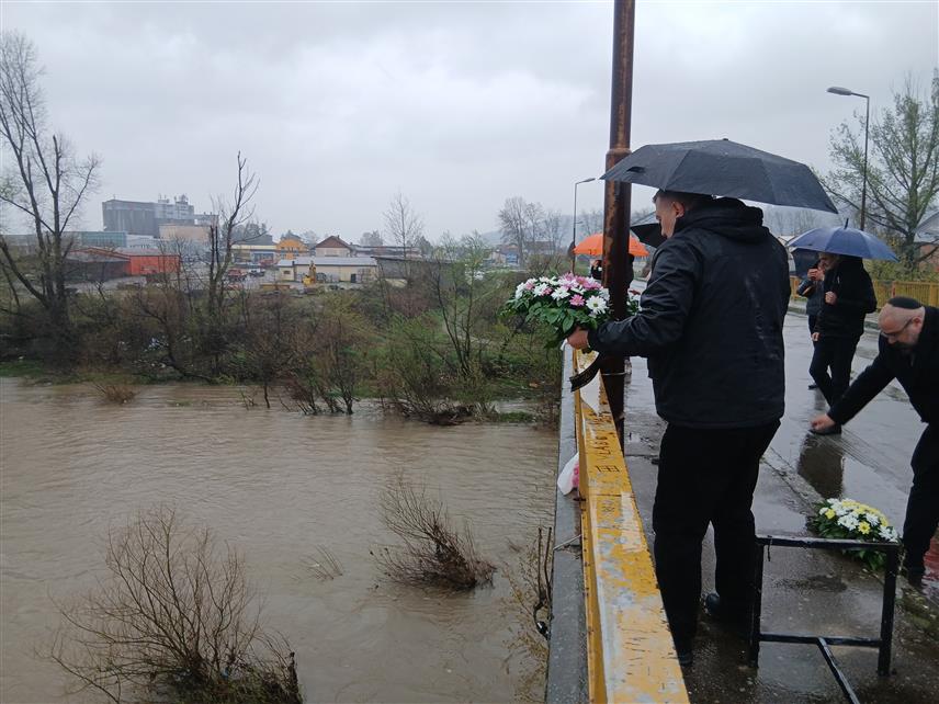 МОДРИЧА, 29. МАРTА /СРНА/ - У Модричи је данас одата пошта и спуштен вијенац са Старог моста у ријеку Босну у знак сјећања на страдање Јевреја и Срба у марту 1942. године. Вијенац су спустили предсједник Јеврејске општине Добој Данијел Атијас, предсједник Јеврејске општине Нови Сад Ладислав Tрајер и начелник општине Модрича Јовица Радуловић.