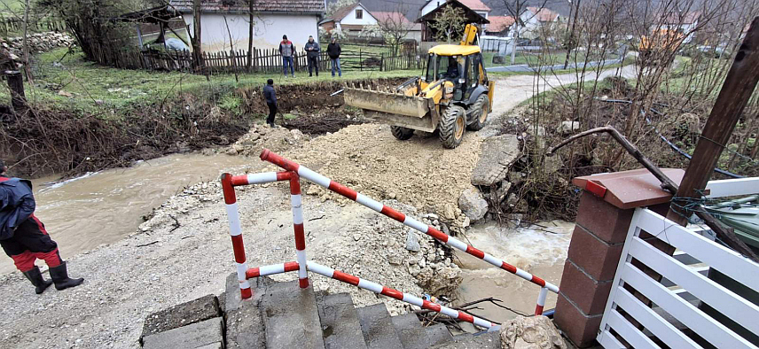 УГЉЕВИК, 29. МАРТА /СРНА/ - Интензитет падавина на подручју општине Угљевик је смањен, није било излијевања ријека из корита, осим у доњем дијелу Криве ријеке у Тутњевцу, због чега су данас интервенисале екипе.