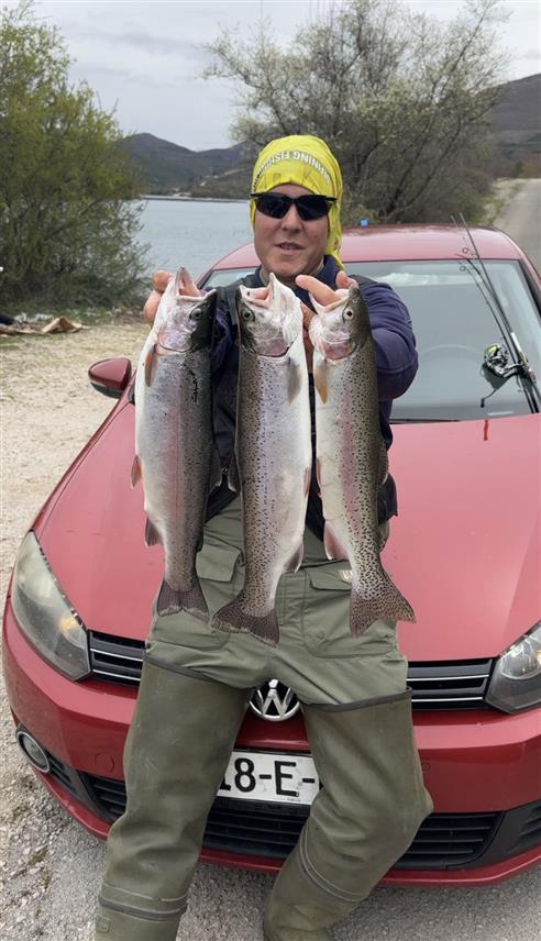 TРЕБИЊЕ, 29. МАРТА /СРНА/ - На Tребињском језеру данас је свечано отворена риболовна сезона, а већ на самом почетку забиљежен је врхунски улов, јер је на локалитету Поклонац, једном од најпознатијих и најперспективнијих дијелова језера, члан Риболовачког друштва "Tребишњица" Марко Мачкић уловио три капиталне пастрмке, све тежине око килограм и по.