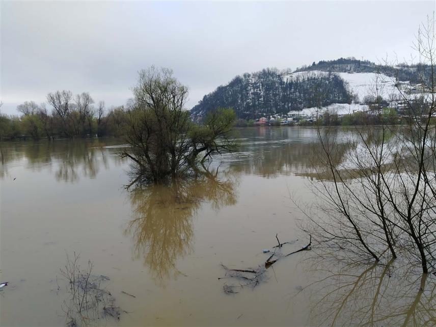 НОВИ ГРАД, 29. МАРТА /СРНА/ - Водостај ријека Уне и Сане у Новом Граду у опадању је, а протекле ноћи искључени су колектори.