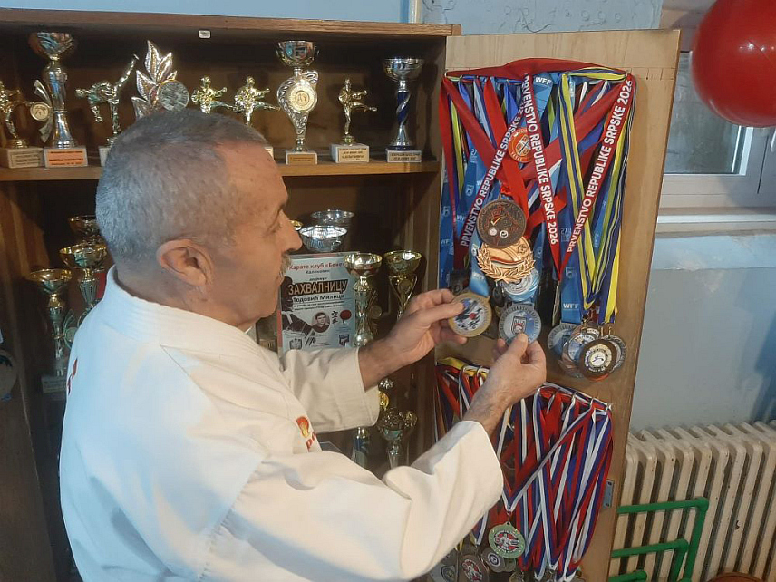 ФОЧА, 2. МАРТА /СРНА/ - Седамдесетједногодишњи каратиста и атлетичар из Фоче Љубомир Тодовић освојио је сребрну медаљу на 28. Балканском првенству за сениоре и ветеране у Бањалуци.