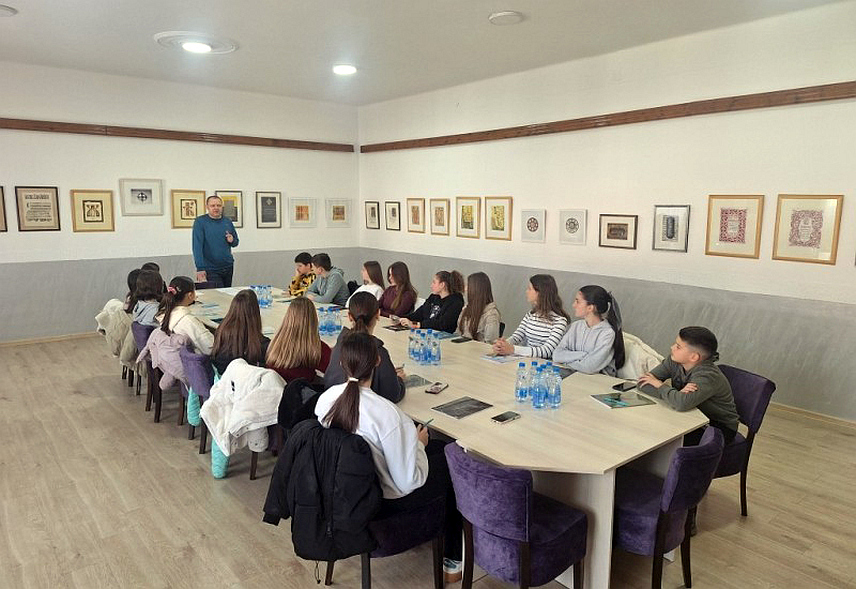 ФОЧА, 2. МАРТА /СРНА/ - У Фочи се одржавају радионице под називом "Новинарство и медијска писменост" на којима основци уче од теоријских основа до практичног рада у студију.